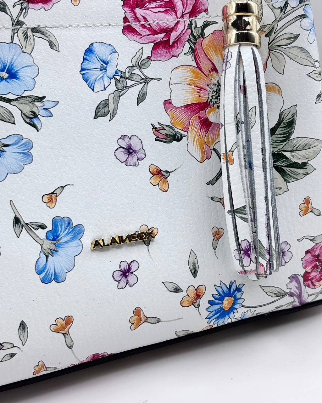 Borsa PAULETTE SPRING da donna in vera pelle martellata made in italy, colore bianco floreale, firmata Alaincox, negozio di Genova, con pochette interna con zip, tracolla regolabile e dettagli in acciaio dorato, elegante e capiente per uso quotidiano.