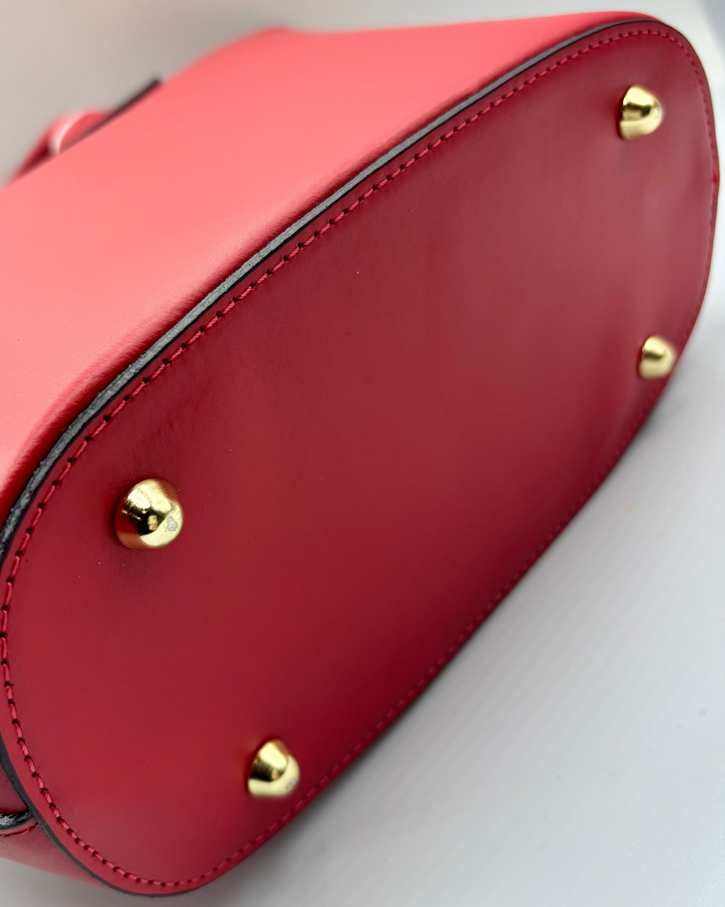 La Borsa Siviglia di ALAINCOX in vera pelle liscia Made in Italy, elegante e spaziosa, con design rosso intenso, chiusura a zip, hardware dorato e tracolla regolabile. Disponibile a Genova nel negozio ALAINCOX in Via di Fossatello. Perfetta per l’uso quotidiano grazie alle dimensioni capienti 38×27×12 cm.