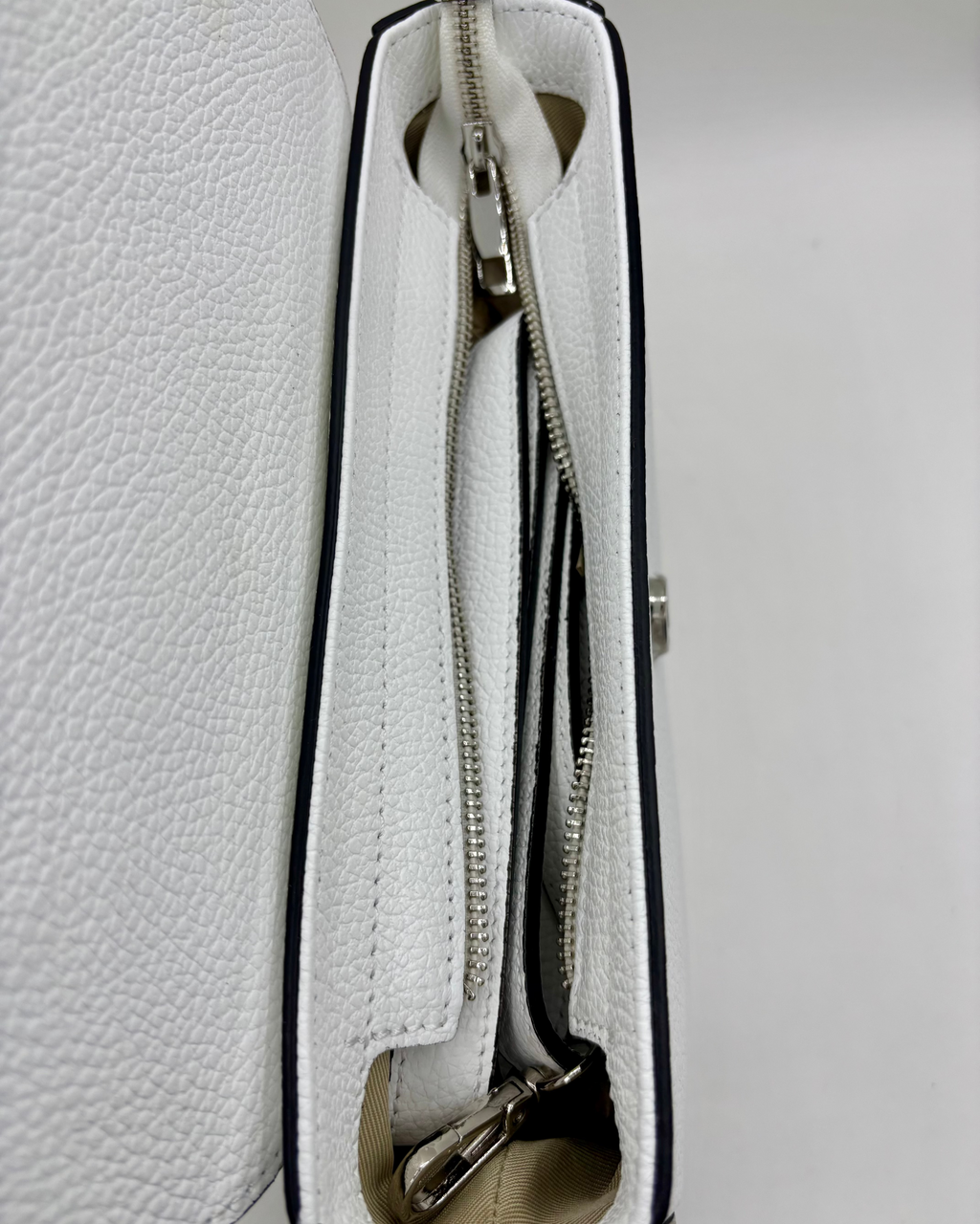 La Borsa Sofia di ALAINCOX è una tracolla in vera pelle martellata Made in Italy, elegante e resistente, con design bianco e celeste, doppia chiusura magnetica e zip, hardware in acciaio inox e tracolla regolabile. Perfetta per l’uso quotidiano grazie alle dimensioni compatte 26×20×9 cm.
