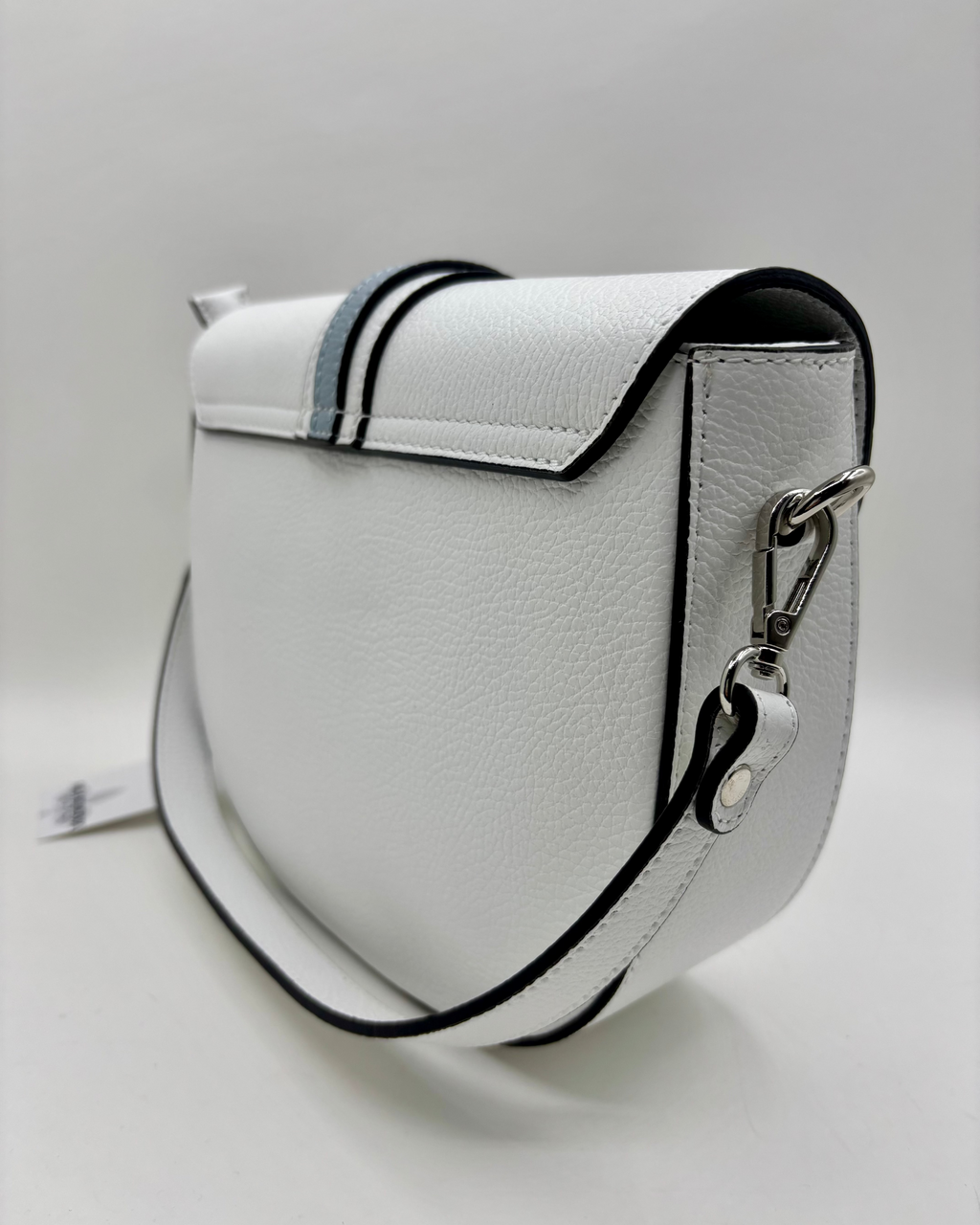 La Borsa Sofia di ALAINCOX è una tracolla in vera pelle martellata Made in Italy, elegante e resistente, con design bianco e celeste, doppia chiusura magnetica e zip, hardware in acciaio inox e tracolla regolabile. Perfetta per l’uso quotidiano grazie alle dimensioni compatte 26×20×9 cm.
