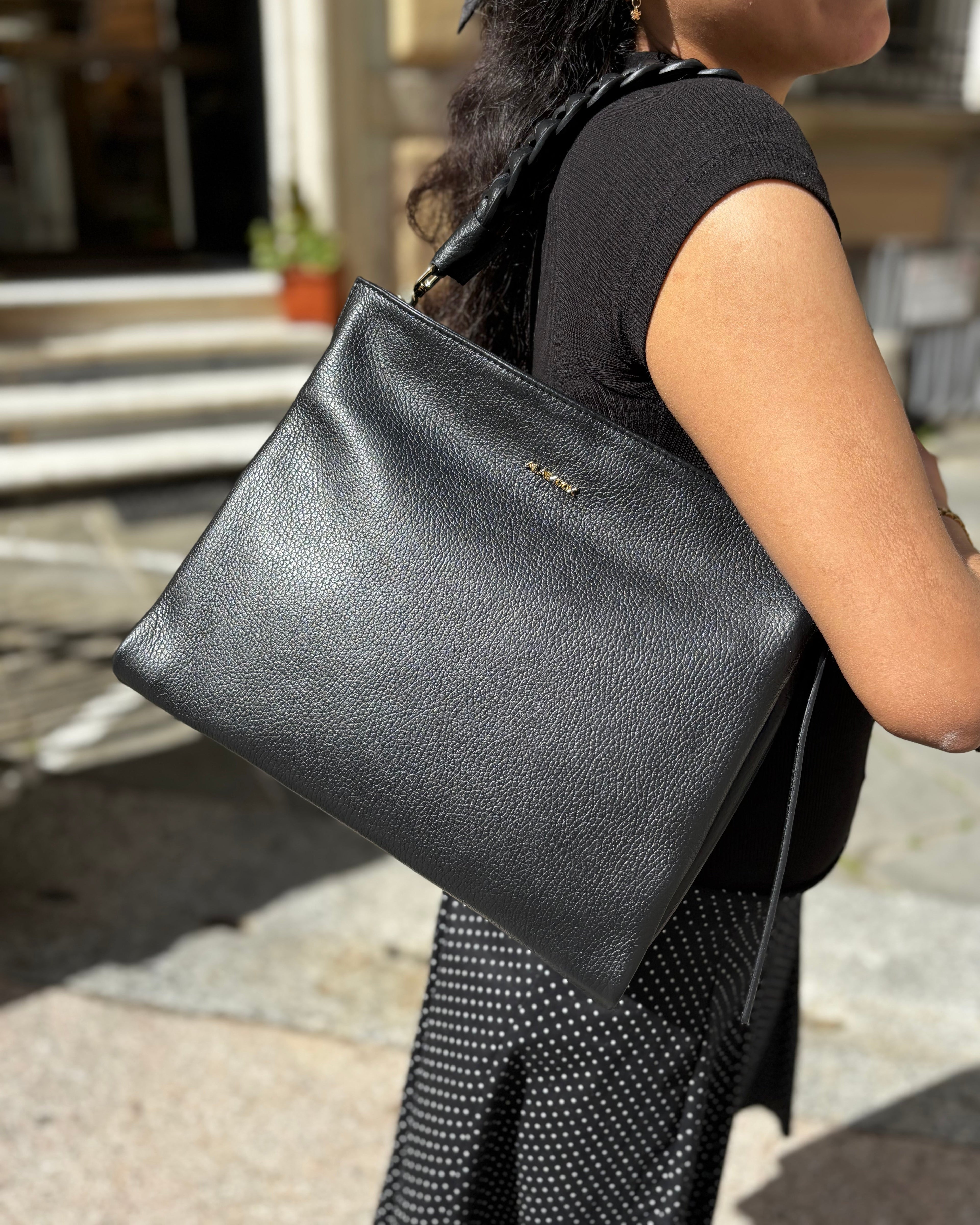 Borsa TRECCIA ALAINCOX Genova in vera pelle martellata Made in Italy, con manico intrecciato removibile, tracolla regolabile, chiusura zip e dimensioni 31x25x11 cm. Nero