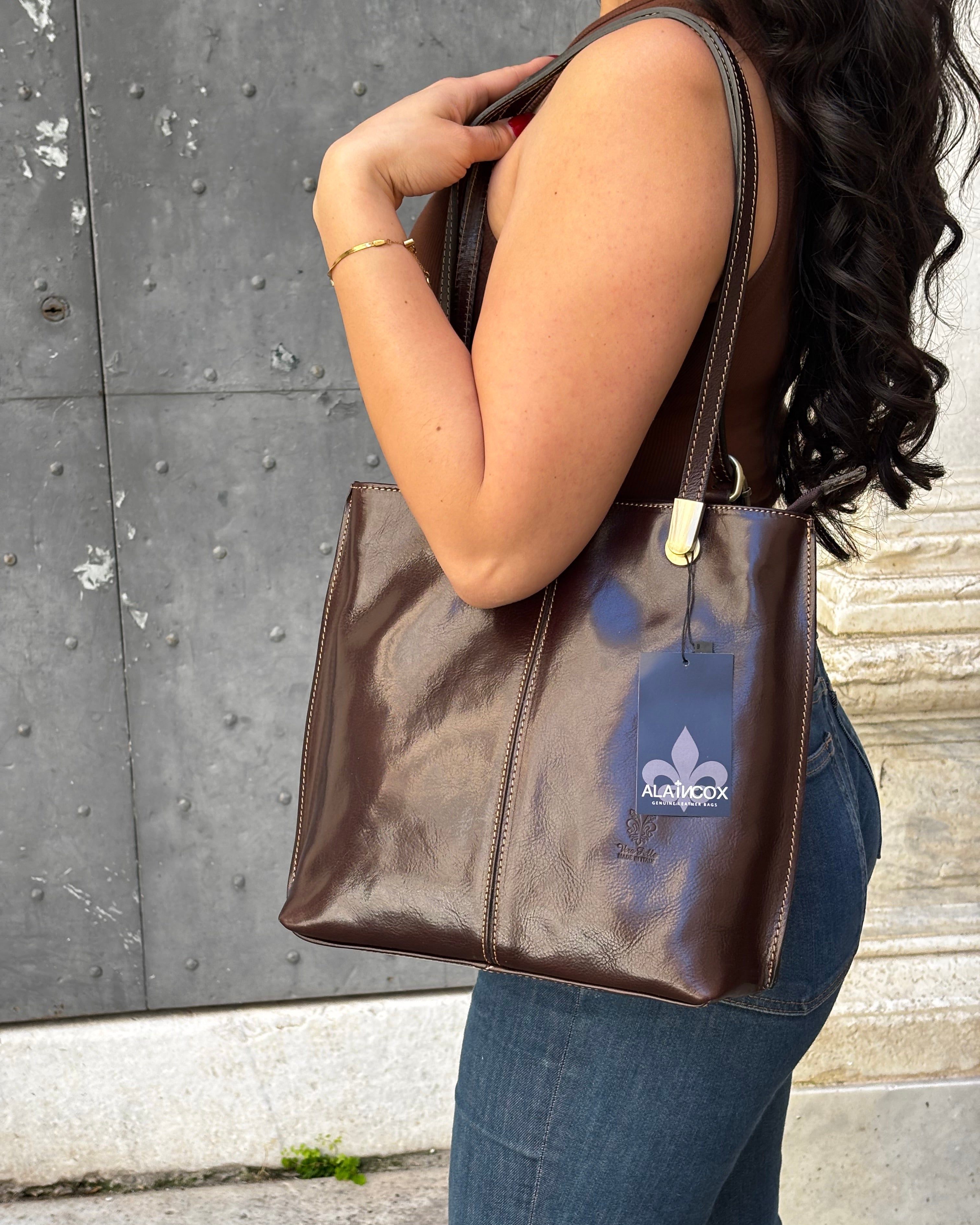Borsa zaino ELBA in vera pelle Made in Italy, realizzata con pelle premium a conciatura vegetale artigianale. Elegante e versatile, utilizzabile come borsa o zaino, con dettagli in acciaio inox color ottone e interno organizzato con tasca zip. ALAINCOX GENOVA 
testa di moro
