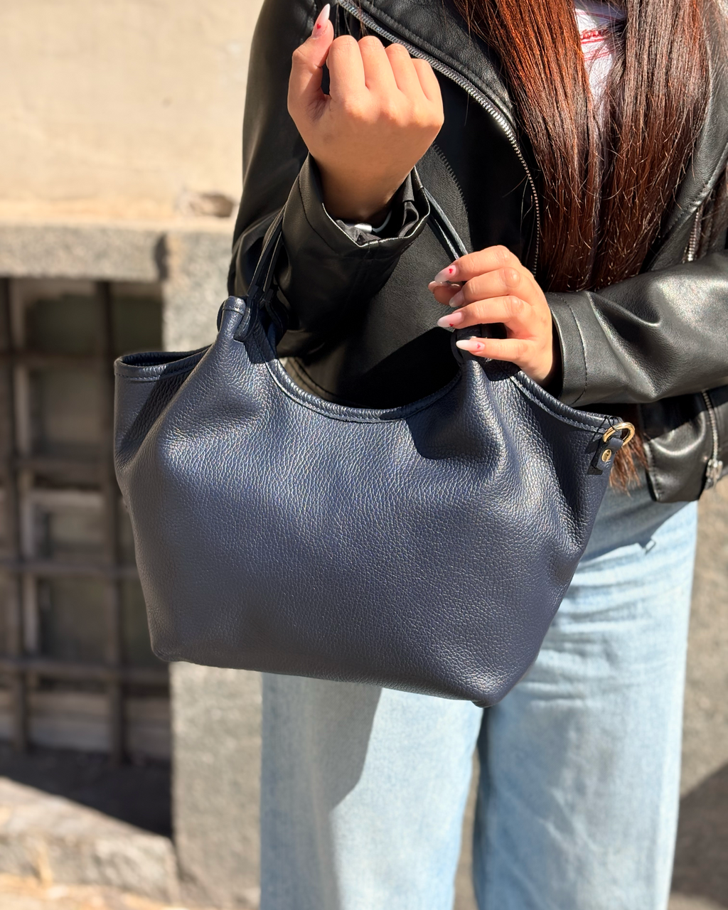 Borsa a mano e tracolla Alaincox brand genovese modello Lola Small 100% vera pelle toscana martellata colore blu navy Made in Italy indossata