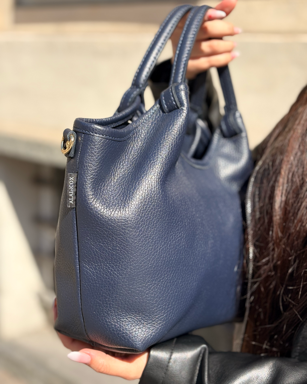 Borsa a mano e tracolla Alaincox brand genovese modello Lola Small 100% vera pelle toscana martellata colore blu navy Made in Italy indossata