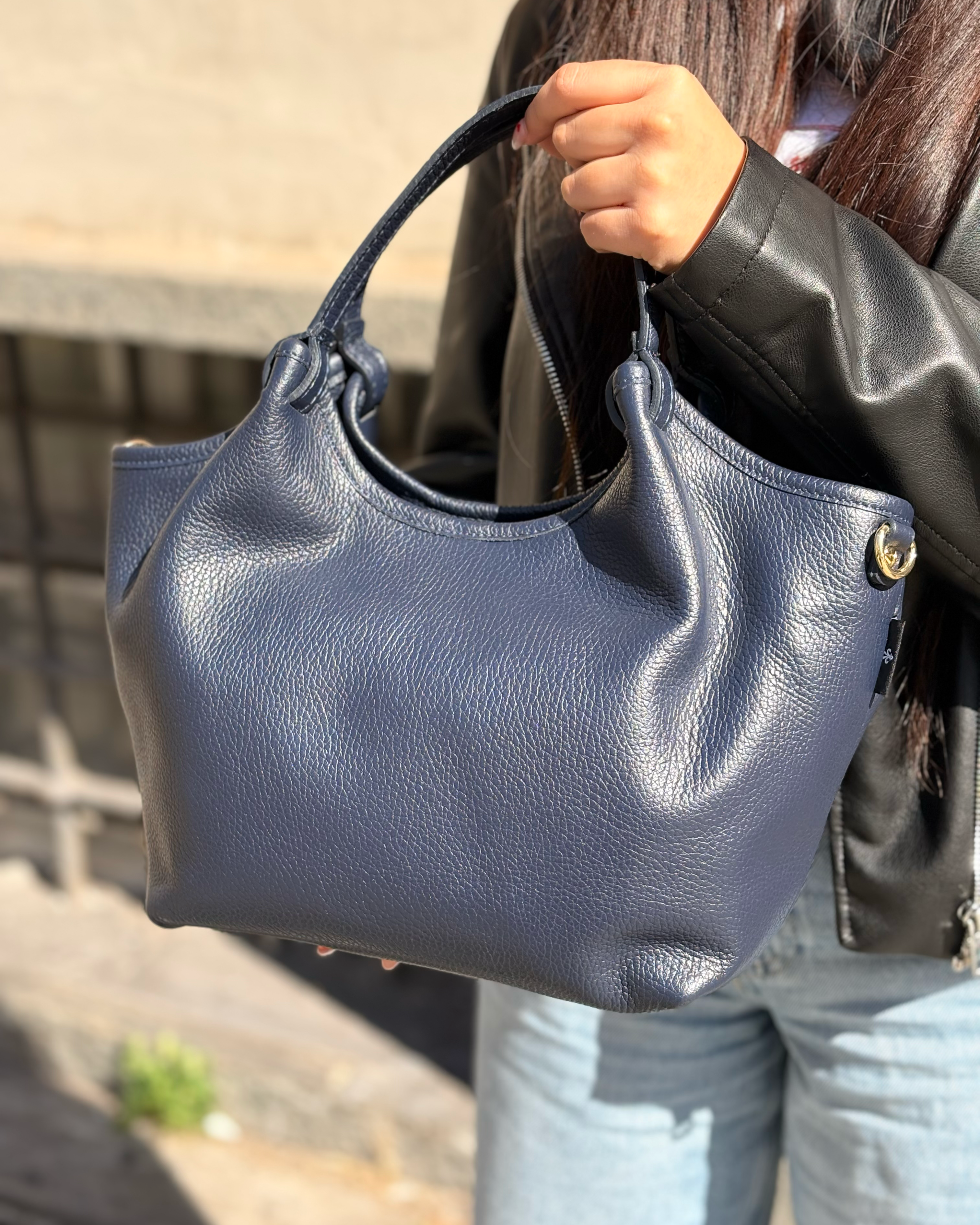 Borsa a mano e tracolla Alaincox brand genovese modello Lola Small 100% vera pelle toscana martellata colore blu navy Made in Italy indossata