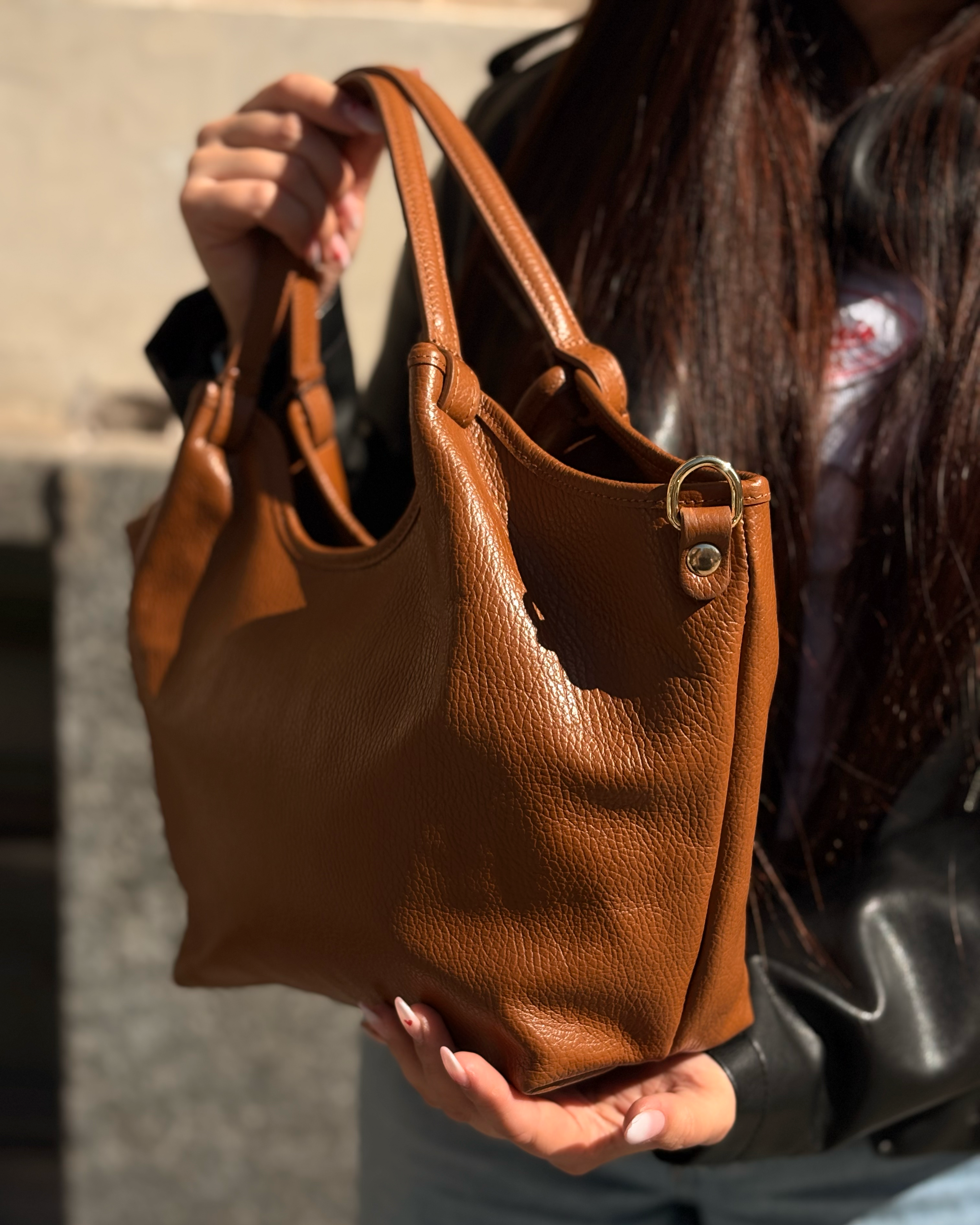 Borsa a mano e tracolla Alaincox brand genovese modello Lola Small 100% vera pelle toscana martellata colore cuoio Made in Italy indossata