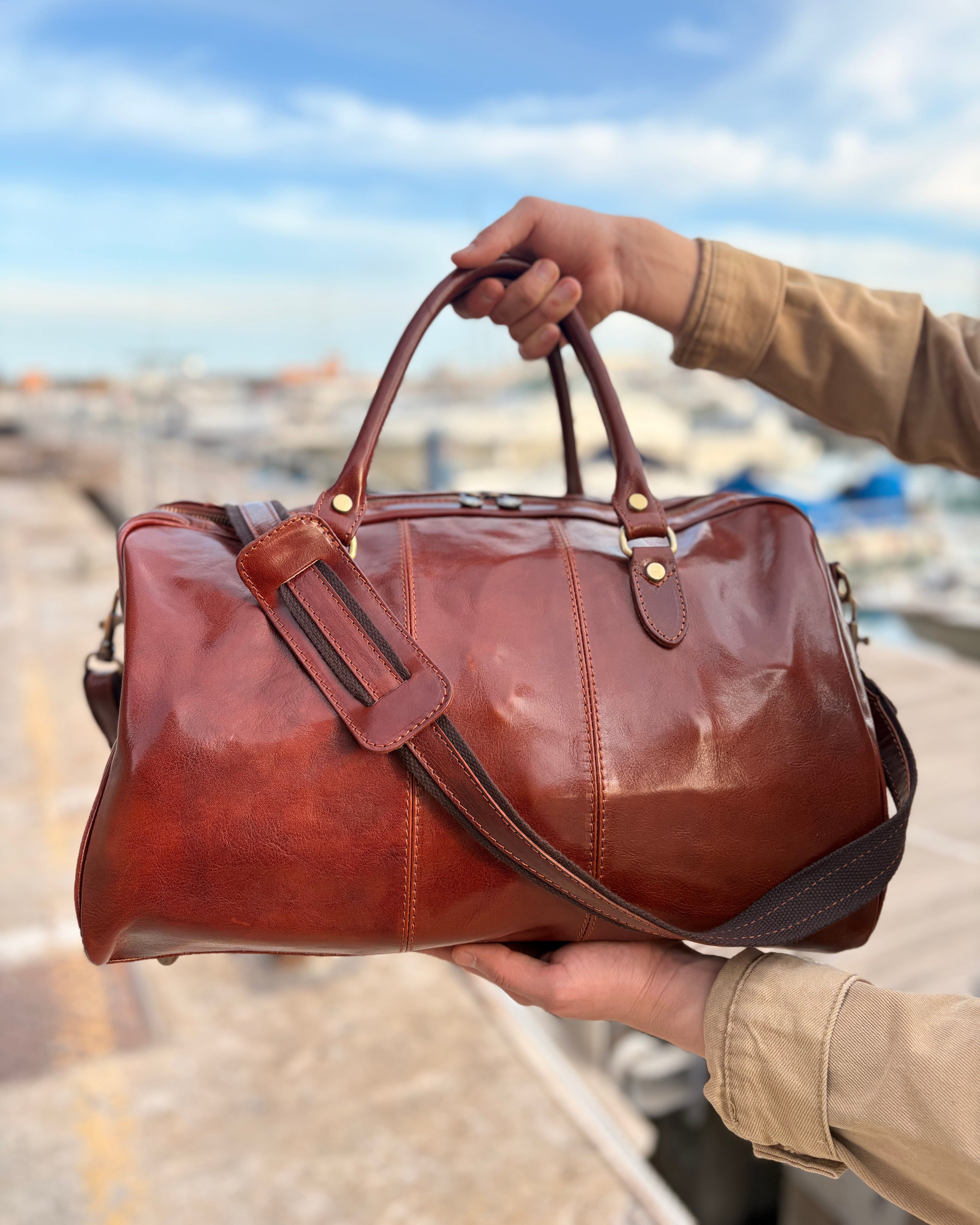 Borsone MICHELANGELO in cuoio – Made in Italy

Borsone unisex in vera pelle oliata con conciatura vegetale, realizzato a mano secondo la tradizione artigianale italiana. Resistente, elegante e ideale per viaggi o uso quotidiano, con tracolla regolabile e tasca interna con cerniera.

Un prodotto in cuoio di alta qualità, simbolo della pelletteria Made in Italy.

Disponibile anche nel nostro negozio a Genova.

Dimensioni: 45 x 27 x 24 cm