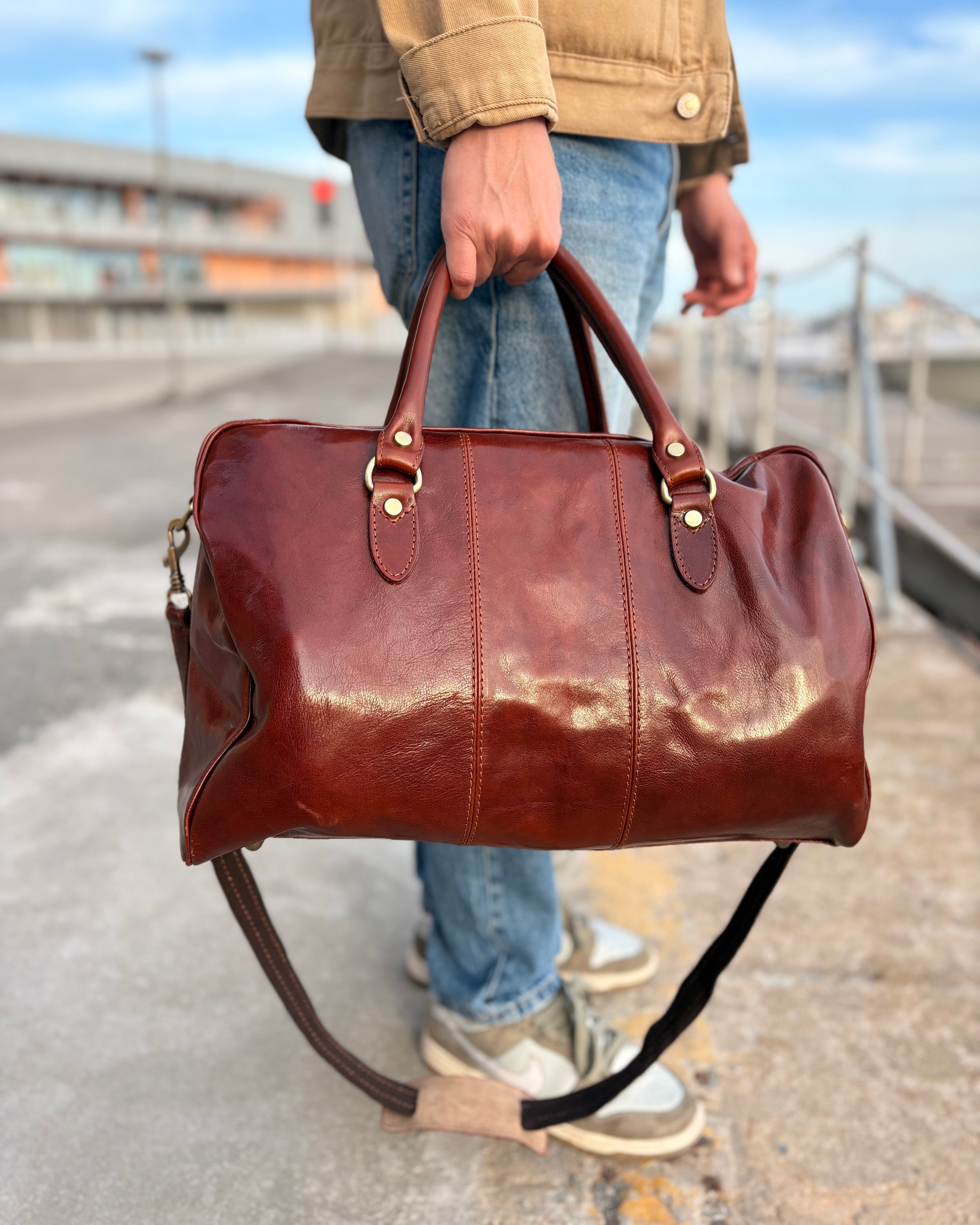 Borsone MICHELANGELO in cuoio – Made in Italy

Borsone unisex in vera pelle oliata con conciatura vegetale, realizzato a mano secondo la tradizione artigianale italiana. Resistente, elegante e ideale per viaggi o uso quotidiano, con tracolla regolabile e tasca interna con cerniera.

Un prodotto in cuoio di alta qualità, simbolo della pelletteria Made in Italy.

Disponibile anche nel nostro negozio a Genova.

Dimensioni: 45 x 27 x 24 cm