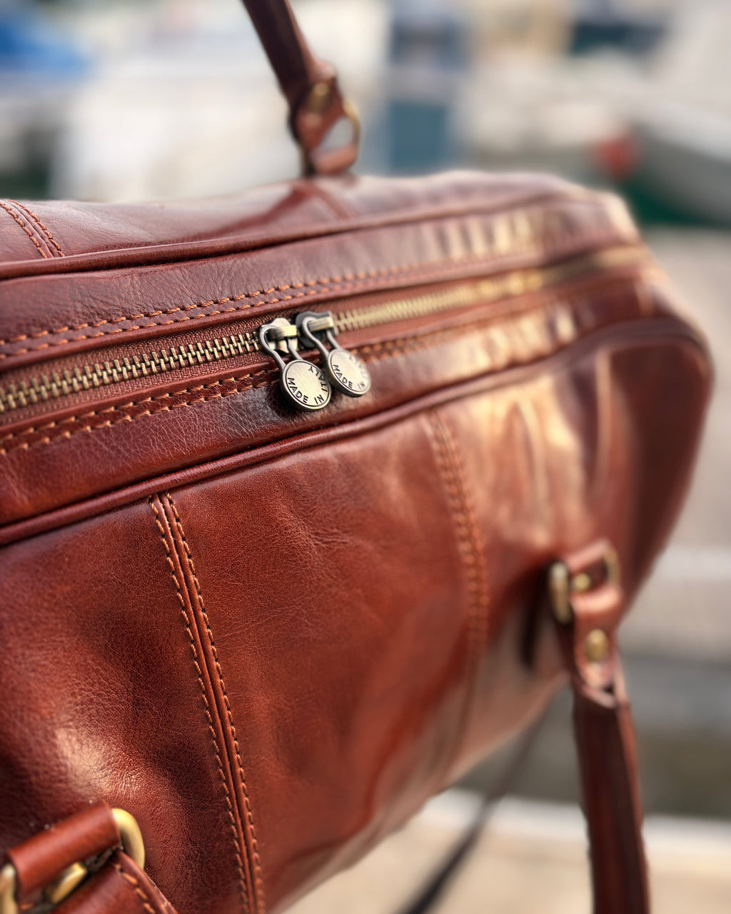 Borsone MICHELANGELO in cuoio – Made in Italy

Borsone unisex in vera pelle oliata con conciatura vegetale, realizzato a mano secondo la tradizione artigianale italiana. Resistente, elegante e ideale per viaggi o uso quotidiano, con tracolla regolabile e tasca interna con cerniera.

Un prodotto in cuoio di alta qualità, simbolo della pelletteria Made in Italy.

Disponibile anche nel nostro negozio a Genova.

Dimensioni: 45 x 27 x 24 cm