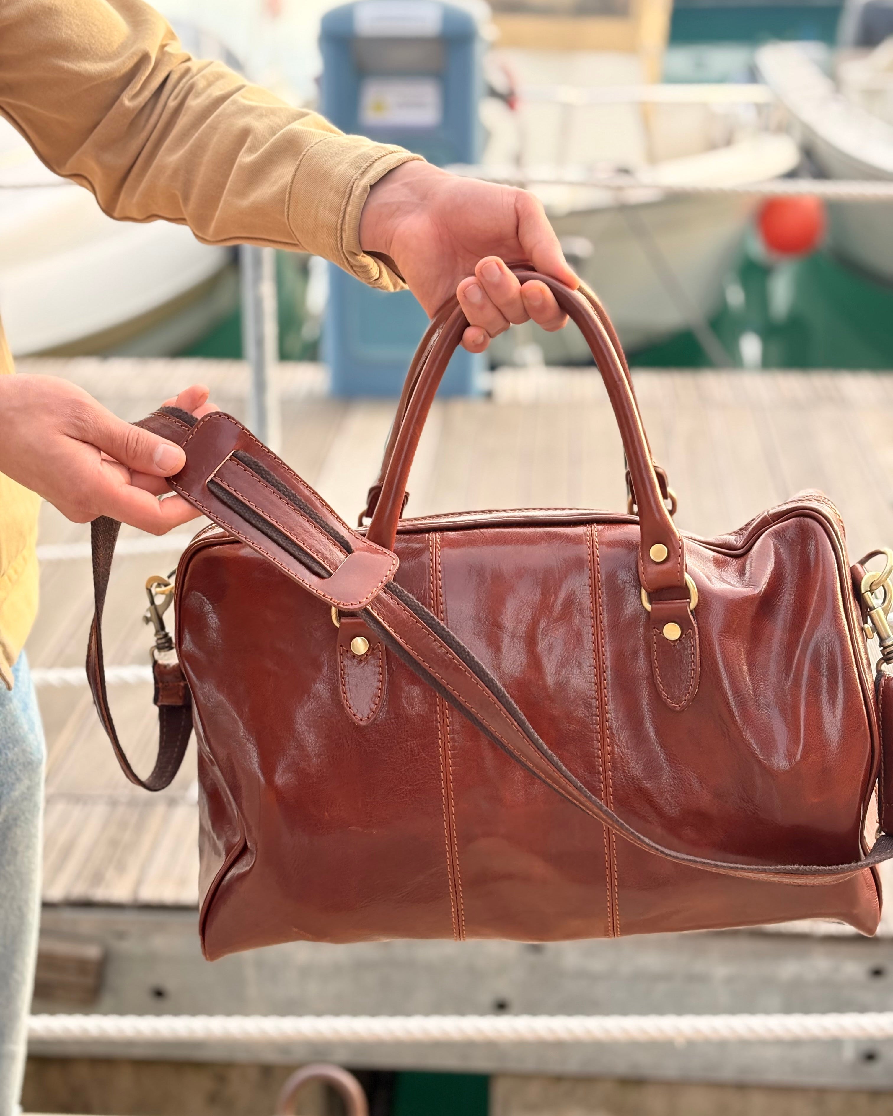 Borsone MICHELANGELO in cuoio – Made in Italy

Borsone unisex in vera pelle oliata con conciatura vegetale, realizzato a mano secondo la tradizione artigianale italiana. Resistente, elegante e ideale per viaggi o uso quotidiano, con tracolla regolabile e tasca interna con cerniera.

Un prodotto in cuoio di alta qualità, simbolo della pelletteria Made in Italy.

Disponibile anche nel nostro negozio a Genova.

Dimensioni: 45 x 27 x 24 cm