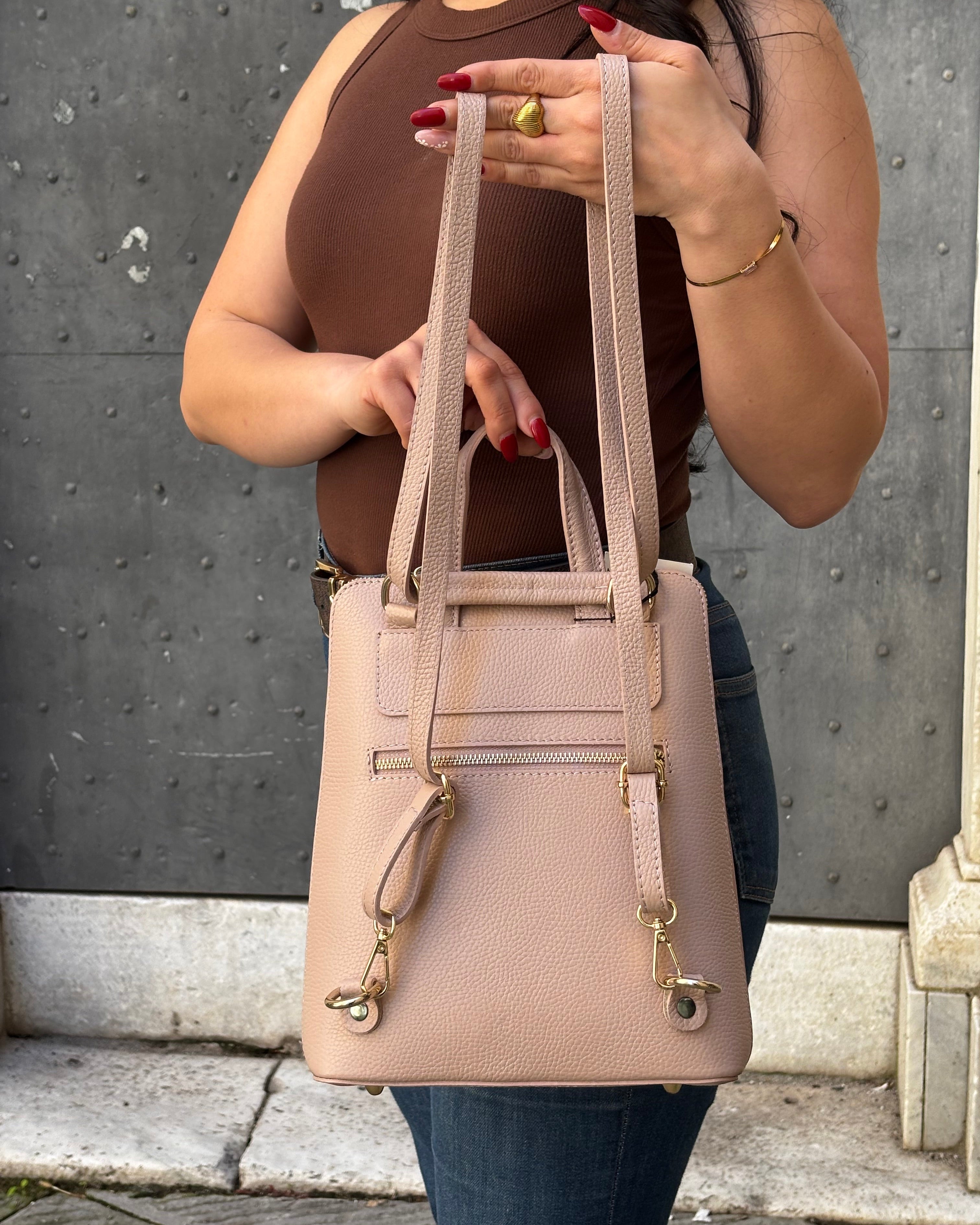 MALVAROSA by ALAINCOX zaino in vera pelle Made in Italy, design elegante e compatto. Doppio scomparto con tasche organizzate, porta Tablet 11”, finiture oro lucido. Boutique Via di Fossatello Genova. Dimensioni 29×23×9 cm.