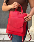 MALVAROSA by ALAINCOX zaino in vera pelle Made in Italy, design elegante e compatto. Doppio scomparto con tasche organizzate, porta Tablet 11”, finiture oro lucido. Boutique Via di Fossatello Genova. Dimensioni 29×23×9 cm.
