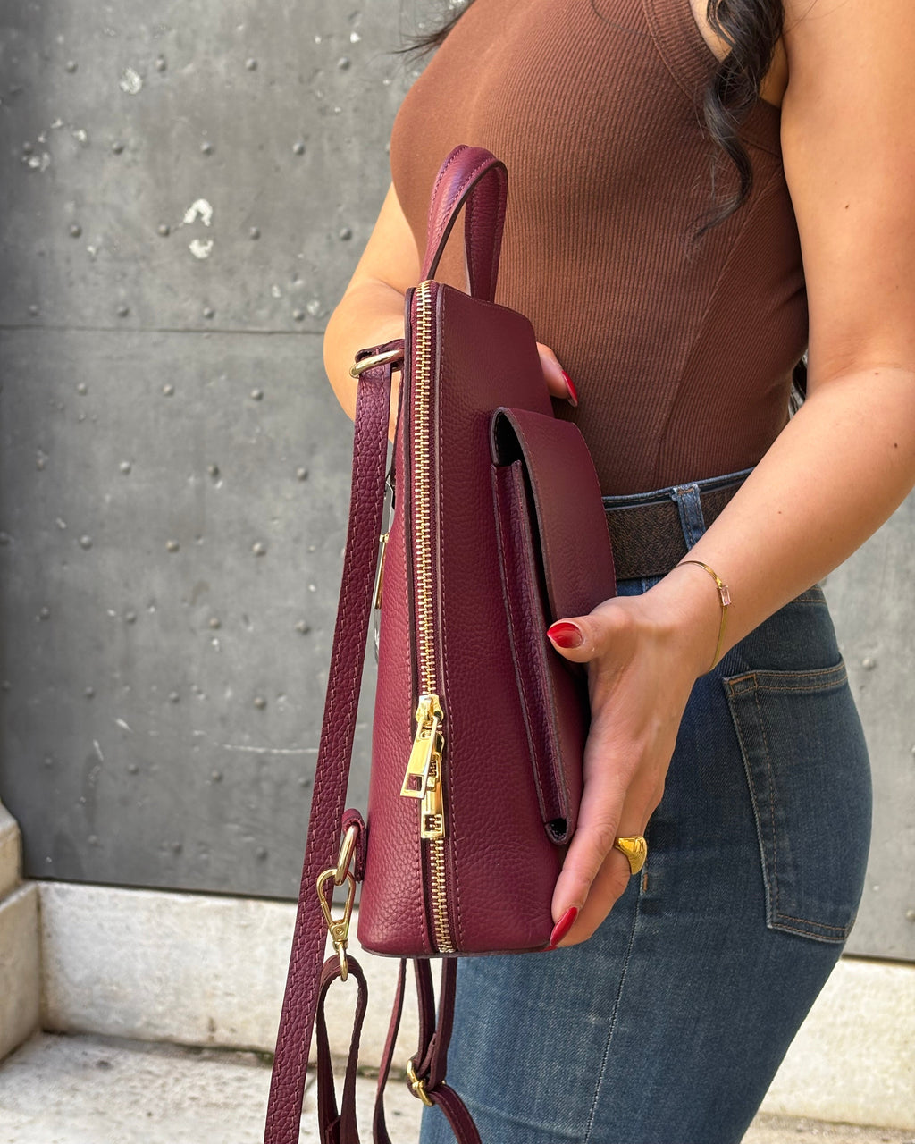 MALVAROSA by ALAINCOX zaino in vera pelle Made in Italy, design elegante e compatto. Doppio scomparto con tasche organizzate, porta Tablet 11”, finiture oro lucido. Boutique Via di Fossatello Genova. Dimensioni 29×23×9 cm.