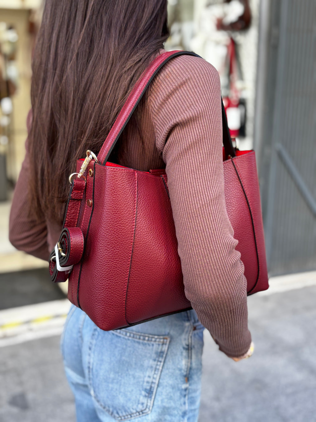 Borsa melina da donna in vera pelle martellata made in italy, colore bordeaux, firmata Alaincox, negozio di Genova, con pochette interna con zip, tracolla regolabile e dettagli in acciaio dorato, elegante e capiente per uso quotidiano.
