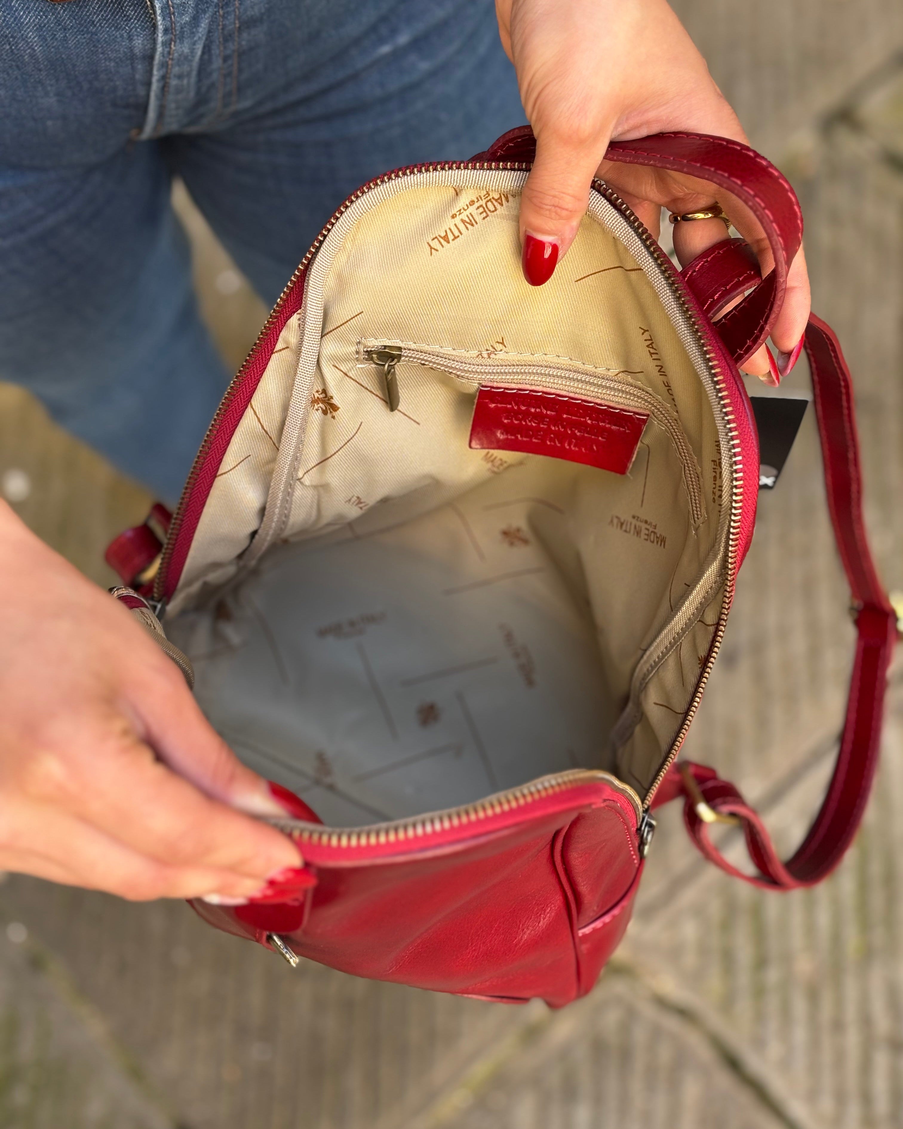 Zaino CARRARA in vera pelle Made in Italy, realizzato artigianalmente con pelle premium a conciatura vegetale. Elegante e funzionale, presenta dettagli in acciaio inox color ottone, tasche con zip, interno foderato con monogramma Made in Italy e spallacci regolabili per il massimo comfort quotidiano. ALAINCOX GENOVA 