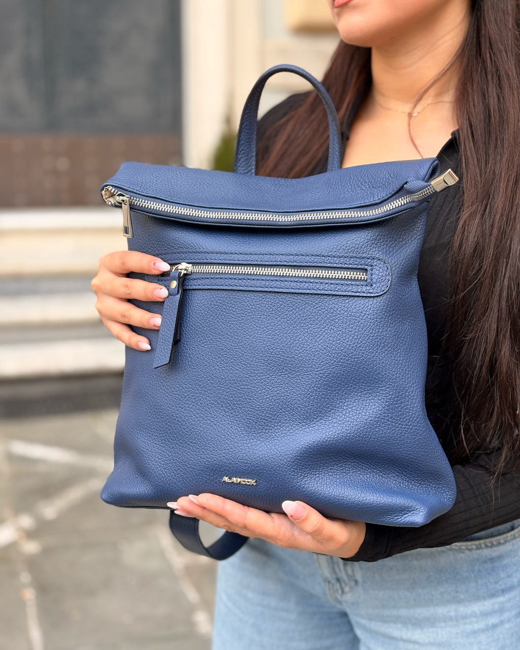 Zaino donna Alaincox brand genovese modello Oslo 100% vera pelle toscana martellata colore blu con tre tasche a zip Made in Italy indossato