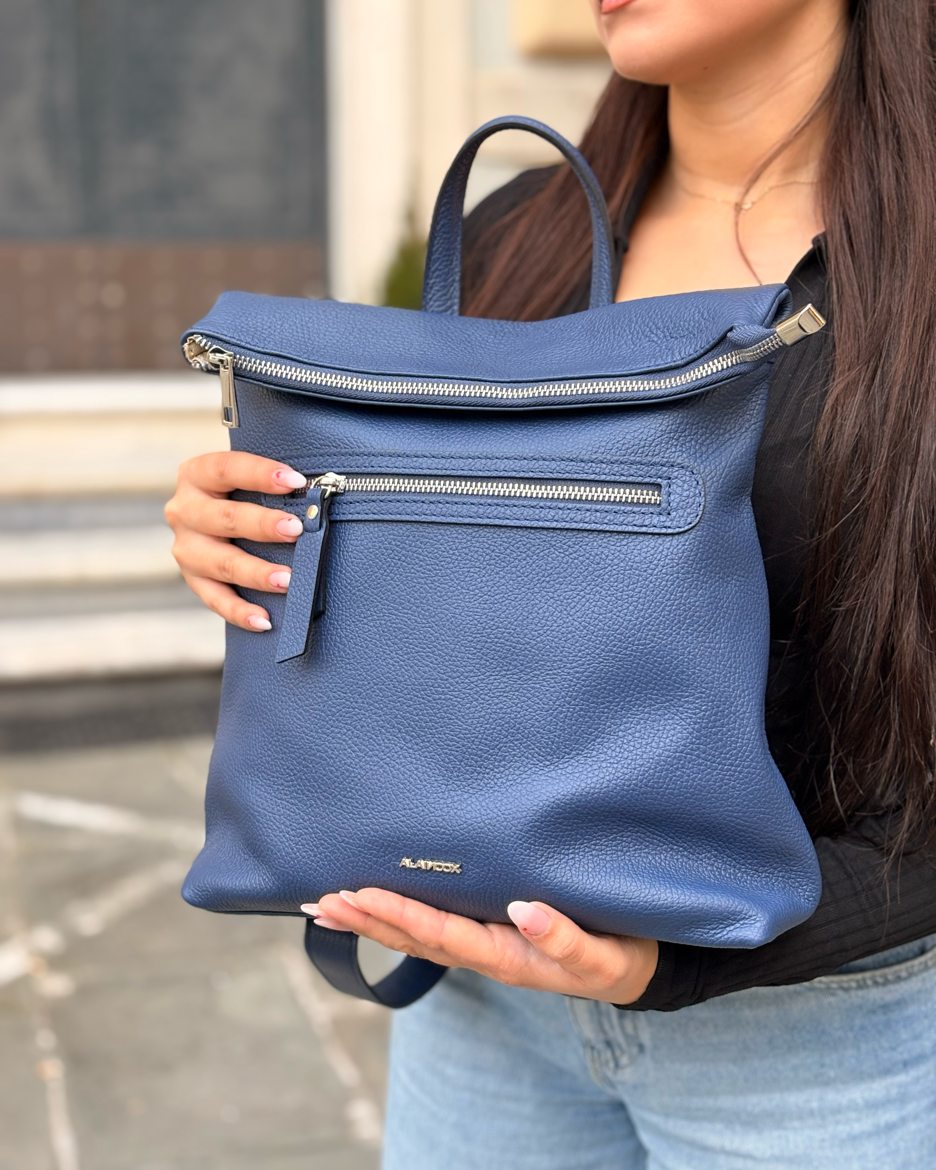 Zaino donna Alaincox brand genovese modello Oslo 100% vera pelle toscana martellata colore blu con tre tasche a zip Made in Italy indossato