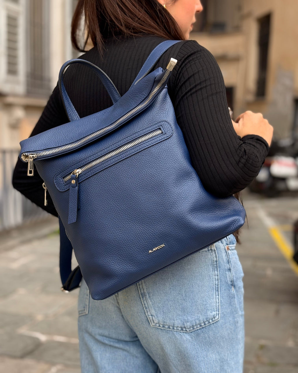 Zaino donna Alaincox brand genovese modello Oslo 100% vera pelle toscana martellata colore blu con tre tasche a zip Made in Italy indossato