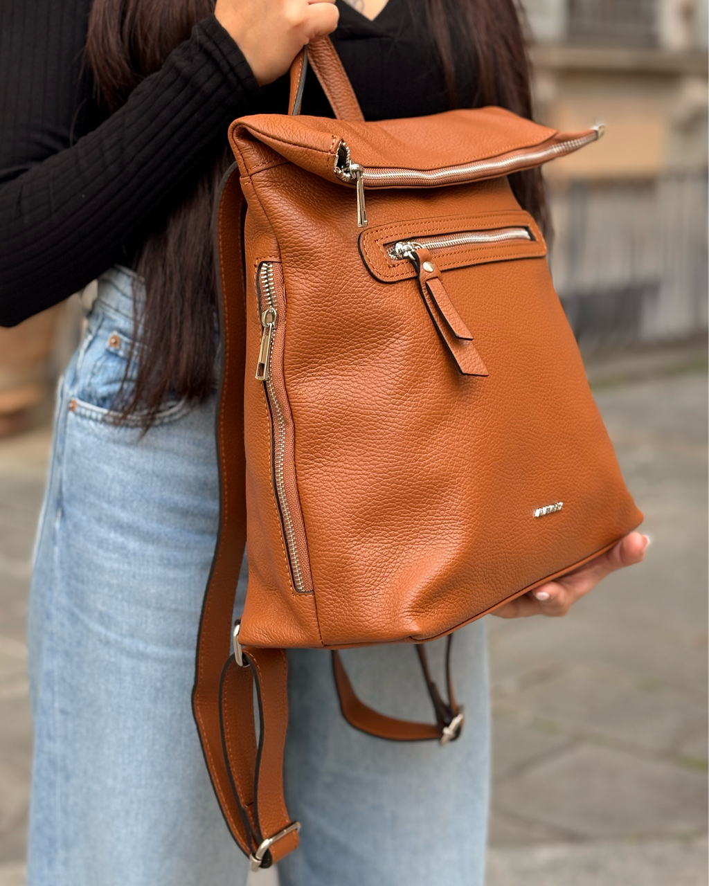 Zaino donna Alaincox brand genovese modello Oslo 100% vera pelle toscana martellata colore cuoio con tre tasche a zip Made in Italy indossato