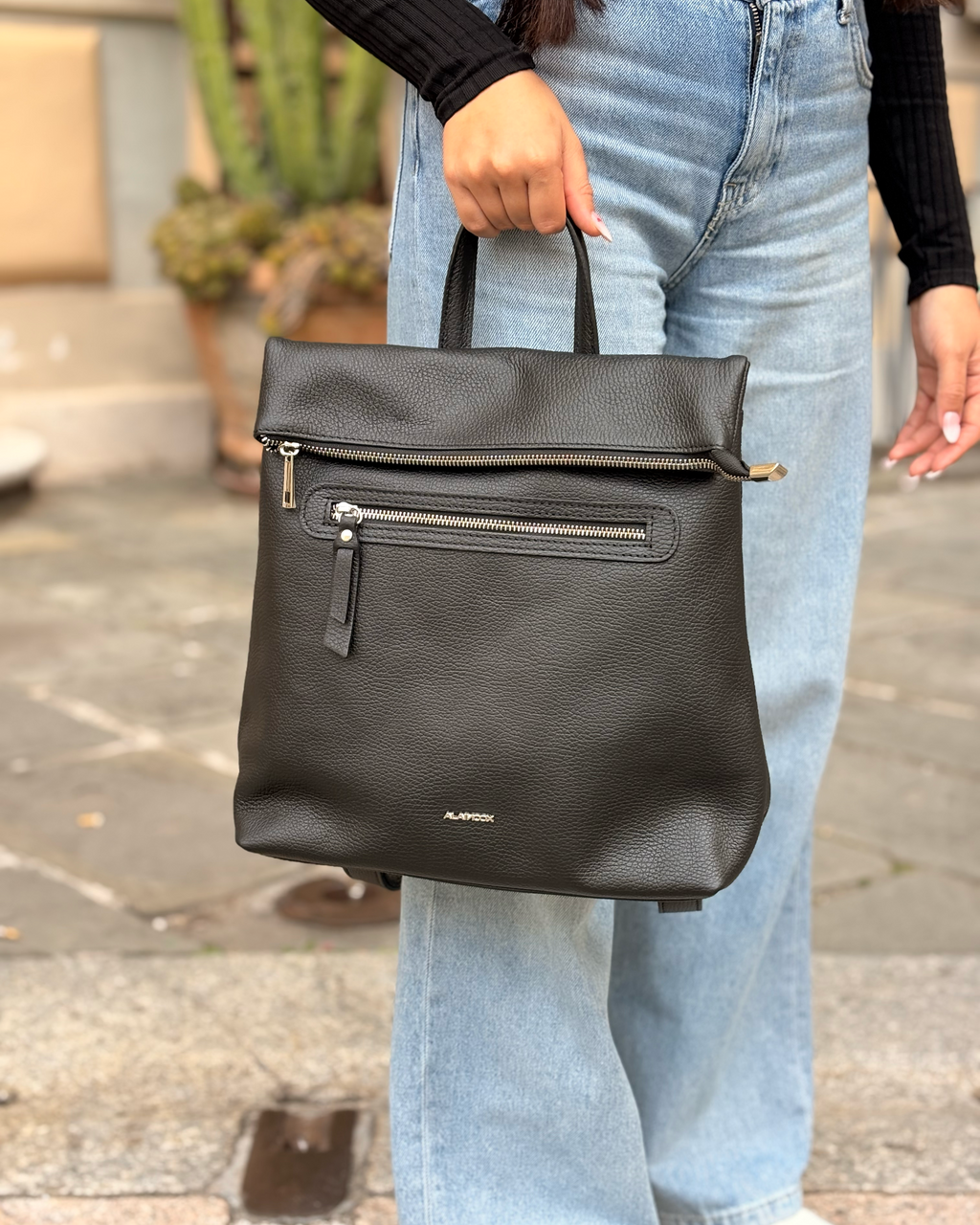Zaino donna Alaincox brand genovese modello Oslo 100% vera pelle toscana martellata colore nero con tre tasche a zip Made in Italy indossato