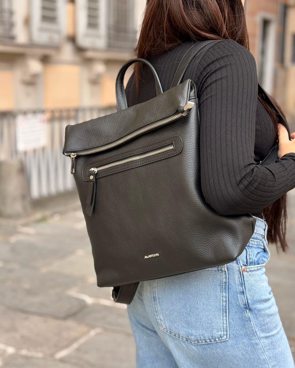 Zaino donna Alaincox brand genovese modello Oslo 100% vera pelle toscana martellata colore nero con tre tasche a zip Made in Italy indossato