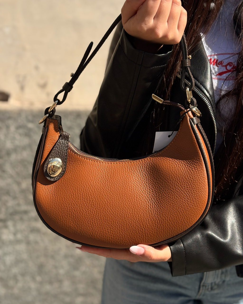 Borsa a spalla Alaincox brand genovese modello Ale 100% vera pelle toscana martellata bicolore cuoio testa di moro Made in Italy indossata