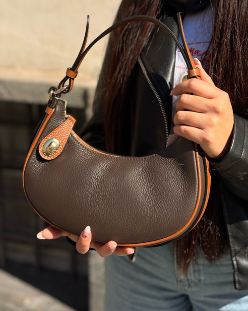 Borsa a spalla Alaincox brand genovese modello Ale 100% vera pelle toscana martellata bicolore cuoio testa di moro Made in Italy indossata