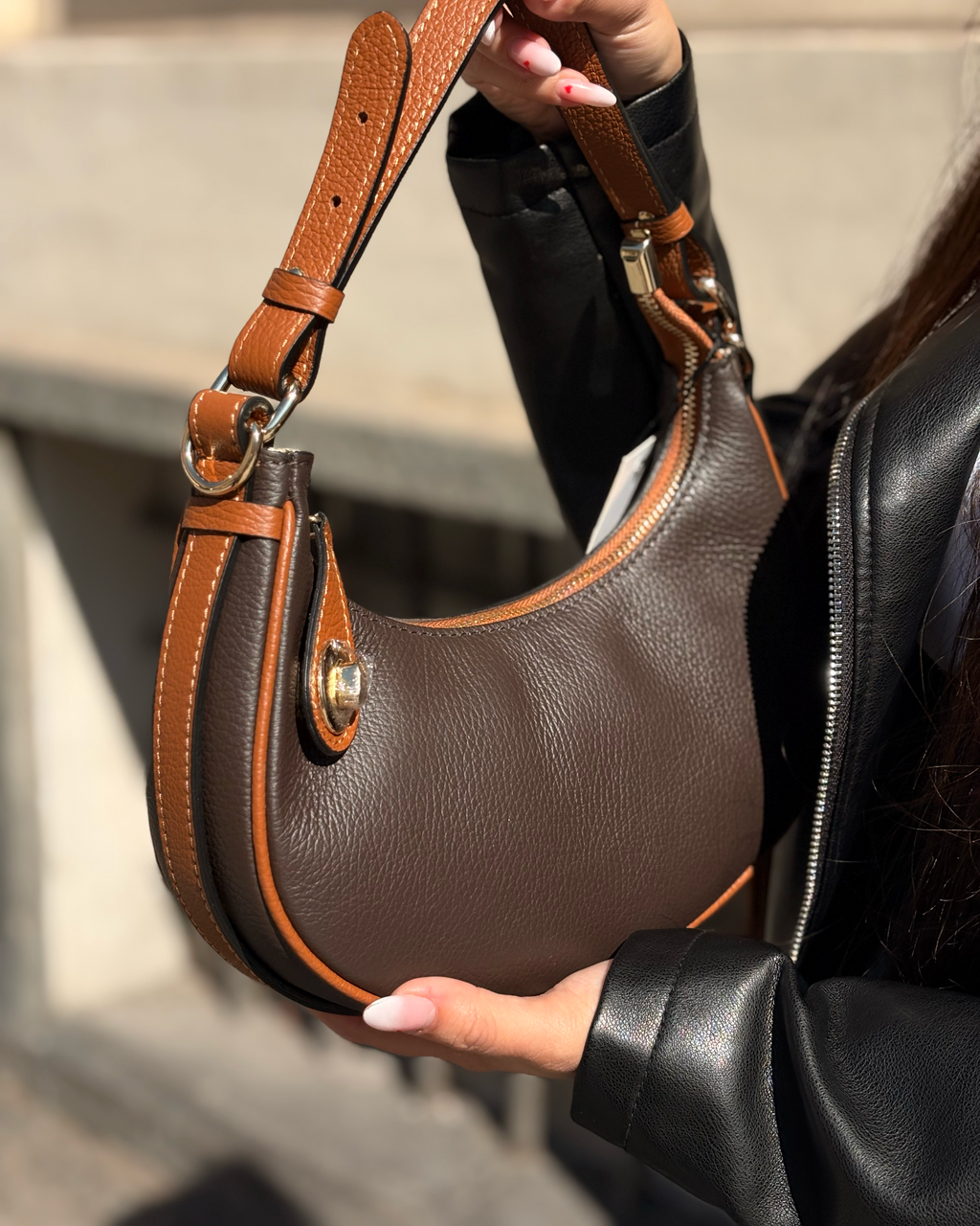 Borsa a spalla Alaincox brand genovese modello Ale 100% vera pelle toscana martellata bicolore cuoio testa di moro Made in Italy indossata